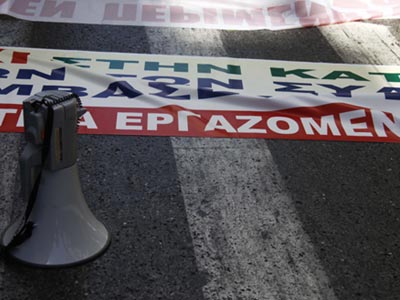 Μικροπεισόδια έξω από τη Βουλή