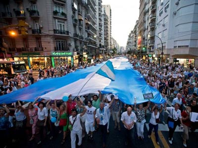 Οικονομικοί αναλυτές «ακτινογραφούν» την Αργεντινή. Γιατί βγήκαν στους δρόμους οι πολίτες