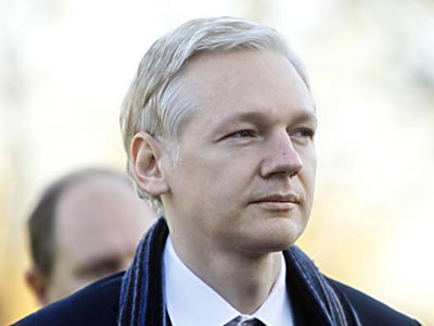 Δεν εξετάζεται η μεταφορά του Ασάνζ στη Σουηδία