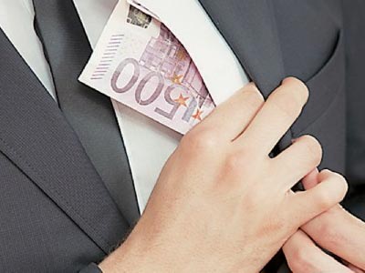 Έκρυβε 15.000 ευρώ σε «μυστική τσέπη»