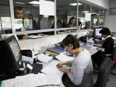 Διαψεύδουν απολύσεις εφοριακών υπαλλήλων