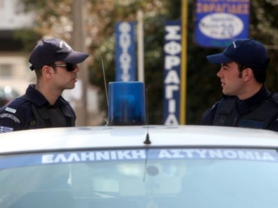 Χτύπησαν και λήστεψαν Αμερικανό στη Σαντορίνη