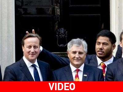 Ποιος έκανε «κερατάκια» στον Κάμερον;