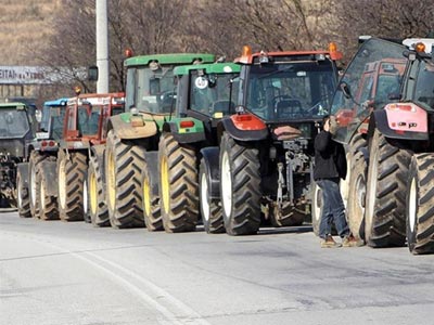 Δεκάδες τρακτέρ της Αχαΐας στην Εθνική Οδό