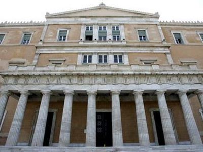 Συνεχίζεται ο σάλος για τα προνόμια των υπαλλήλων της Βουλής