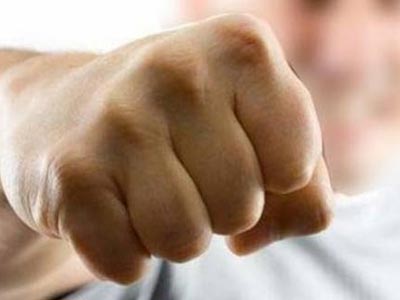 Μπουνιές μεταξύ Ελλήνων και Ρώσων στη μέση του δρόμου!