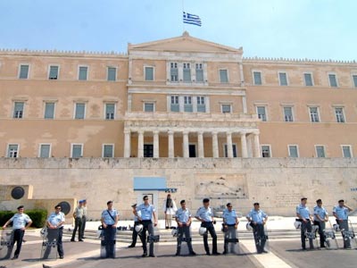 Βράζουν οι αστυνομικοί της Βουλής