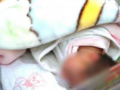 Άταφο παραμένει το βρέφος που σκότωσε η μητέρα του