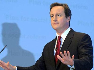 Απειλεί να μπλοκάρει τον προϋπολογισμό της Ε.Ε ο Κάμερον