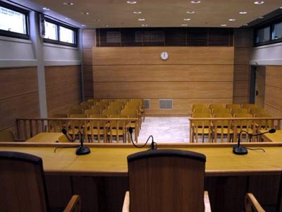 Πατέρας και γιος δικάζονται για τον βιασμό και τη δολοφονία 85χρονης