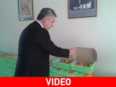 Μοιράζουν φρούτα σε μαθητές της Ημαθίας
