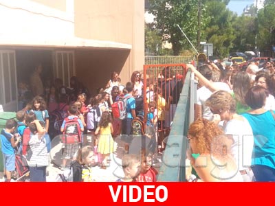 Χάος έξω από τα δημοτικά -Έχανε η μάνα το παιδί και το παιδί τη μάνα…
