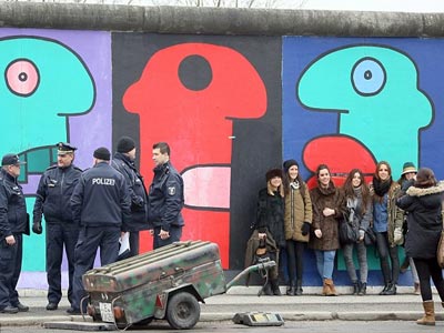 «Η κατεδάφιση της East Side Gallery θα προχωρήσει παρά τις διαμαρτυρίες»