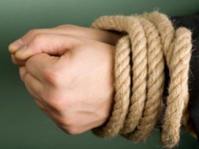 Έδεσαν και λήστεψαν ζευγάρι