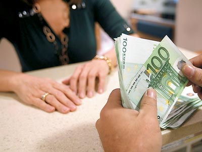 Μειώθηκαν οι καταθέσεις στις ελληνικές τράπεζες