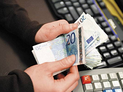 Την Τετάρτη η καταβολή των οικογενειακών επιδομάτων