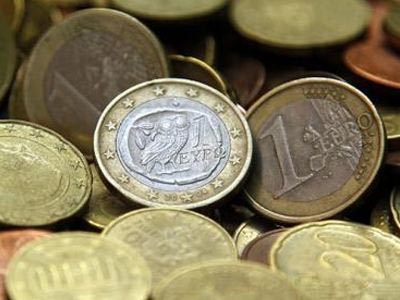 Οριακή πτώση του ευρώ