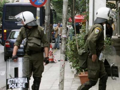 Πετροπόλεμος και χημικά στα Εξάρχεια