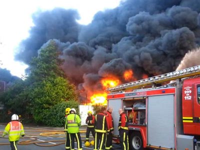 Μεγάλη φωτιά σε εργοστάσιο ανακύκλωσης στη Βρετανία