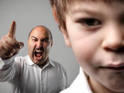 Οι φωνές στα παιδιά δεν βοηθούν