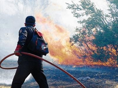 Υπό μερικό έλεγχο η φωτιά στην Κορινθία