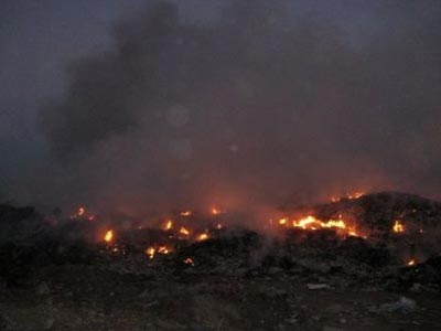 Σε εξέλιξη η φωτιά στον ΧΥΤΑ Ιεράπετρας