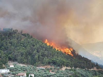Υπό μερικό έλεγχο η φωτιά στο Μάνδαλο