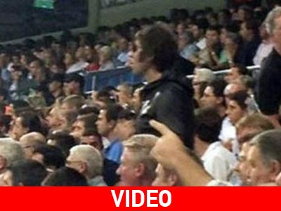 Πέταξαν έξω από το γήπεδο τον τραγουδιστή των Oasis