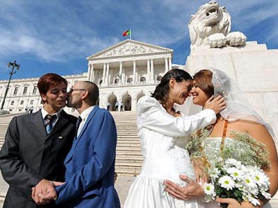 Νόμιμοι οι γάμοι ομόφυλων ζευγαριών στη Γαλλία