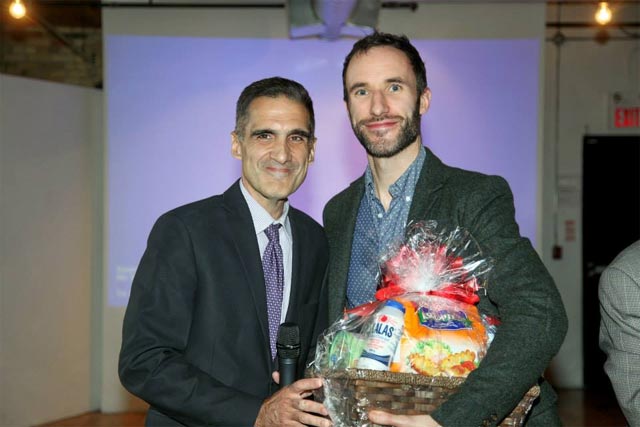 Ο Έλληνας Γενικός Πρόξενος Δημήτρης Αζεμόπουλος μαζί με τον David Carey, Διευθυντή του Toronto International Film Festival