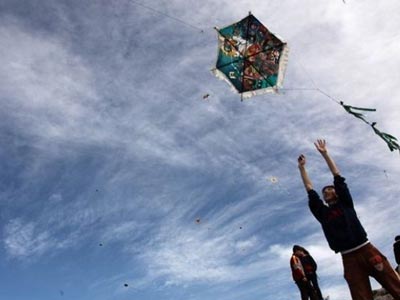 Προσοχή στους χαρταετούς και τα καλώδια της ΔΕΗ