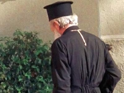 Παρίστανε τον ιερέα και «φέσωνε» τα ξενοδοχεία