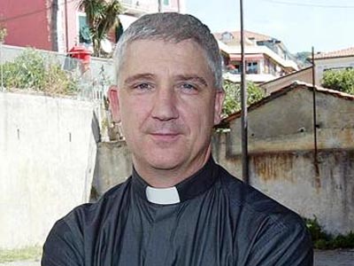 Συνεχίζει ακάθεκτος ο Ιταλός ιερέας