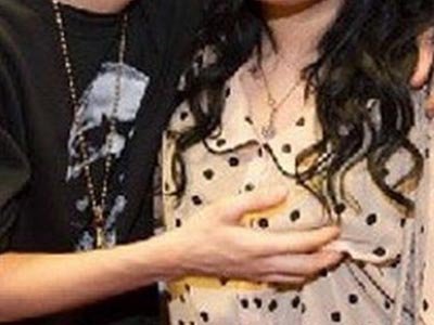 Διάσημος τραγουδιστής έπιασε το στήθος θαυμάστριάς του