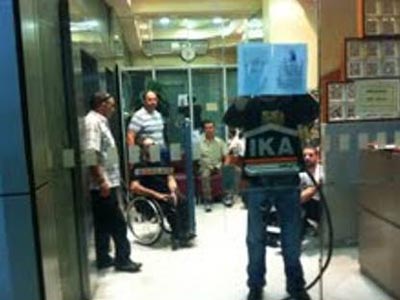 Υπάλληλοι κατέλαβαν το γραφείο που εκδίδει τις συντάξεις του ΙΚΑ