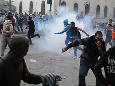 Συγκρούσεις στο Κάιρο μεταξύ υποστηρικτών και αντιπάλων του Μόρσι