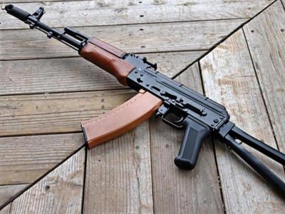 Βρήκαν καλάσνικοφ σε κάδο απορριμμάτων