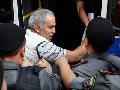 Με πέντε χρόνια σε στρατόπεδο εργασίας κινδυνεύει ο Κασπάροφ