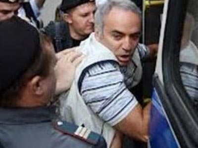 Κασπάροφ: «Δεν δάγκωσα αστυνομικό»