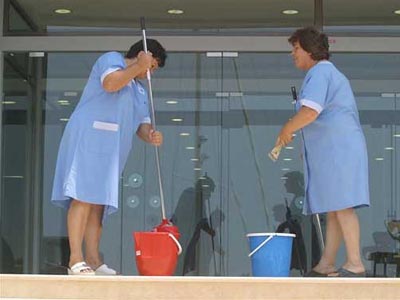 Καταργούνται 595 θέσεις καθαριστριών στο Υπ. Οικονομικών