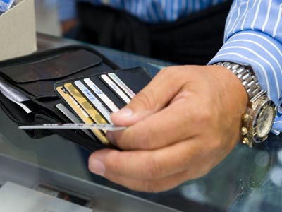 Με κάρτες οι αγορές πάνω από 500 ευρώ