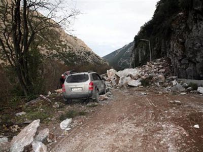 Κατολίσθηση στην παλαιά Ε.Ο. Αθηνών – Κορίνθου