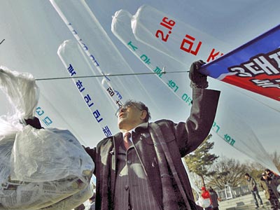 Διαμαρτυρία με μπαλόνια κατά της Πιονγιάνγκ