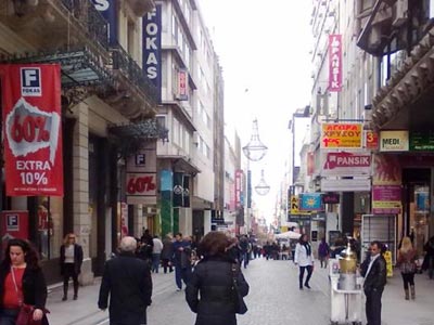 Συνεχίζεται η αντιπαράθεση για τις Κυριακές