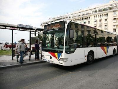 Τον λήστεψαν την ώρα που περίμενε το λεωφορείο