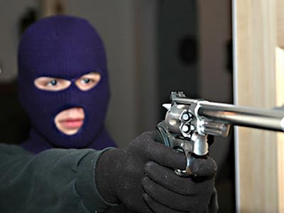 Ληστές τού έστησαν καρτέρι έξω από το σπίτι του