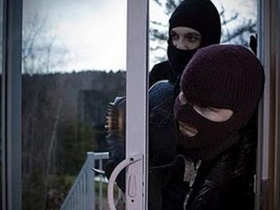 Μπήκαν στο σπίτι του και του ζητούσαν 100 ευρώ