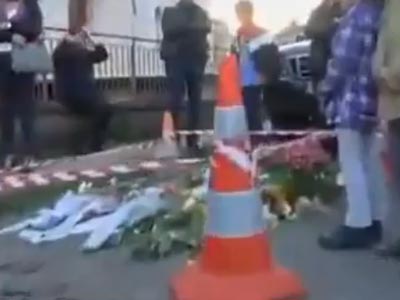 Αφήνουν λουλούδια στον τόπο του εγκλήματος