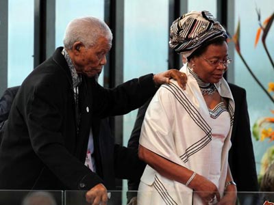 «Λιγότερο αγχωμένη» η σύζυγος Μαντέλα