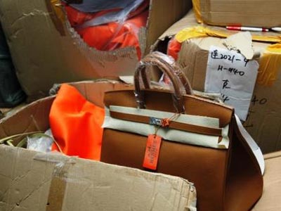 Εντοπίστηκε αποθήκη με προϊόντα «μαϊμού» στον Αγ. Ιωάννη Ρέντη